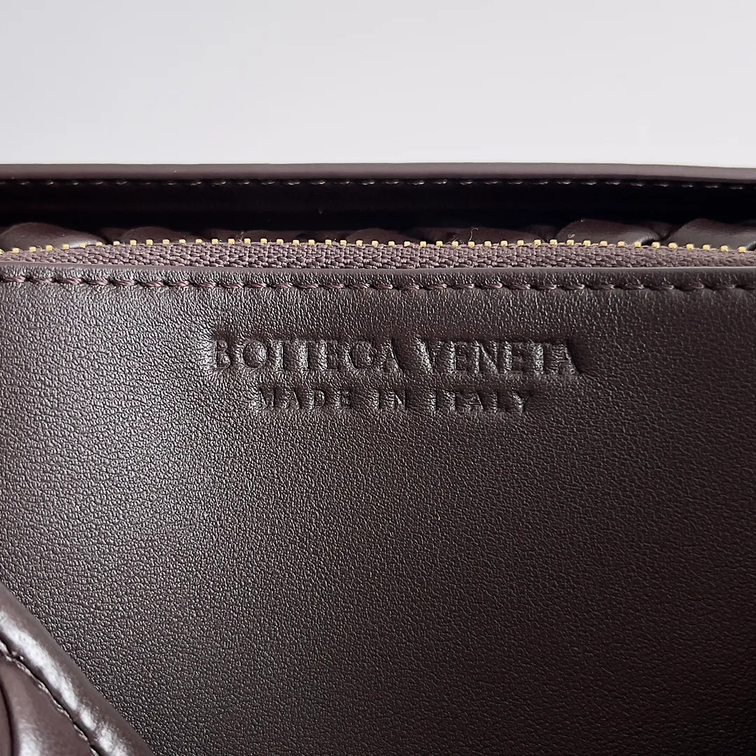 Batch 2320 BV patti bag is full of three-dimensional quilted leather strips. Low-key luxury is often hidden in details and craftsmanship. This bag opens and closes casually, and is simple and elegant overall. It is equipped with a detachable shoulder strap, which can be carried cross-body or carried by hand to match different outfits. The interior is designed with double layers and a small zippered compartment to ensure the safety of private items. No matter the capacity, shape or privacy, it is full of security when you go out. Style number: 776783 Size: 19*26*11cm